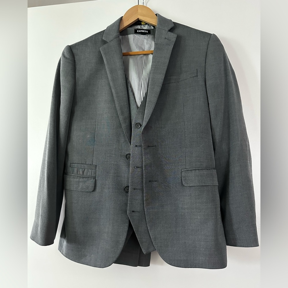 Men's 3 piece gray suit